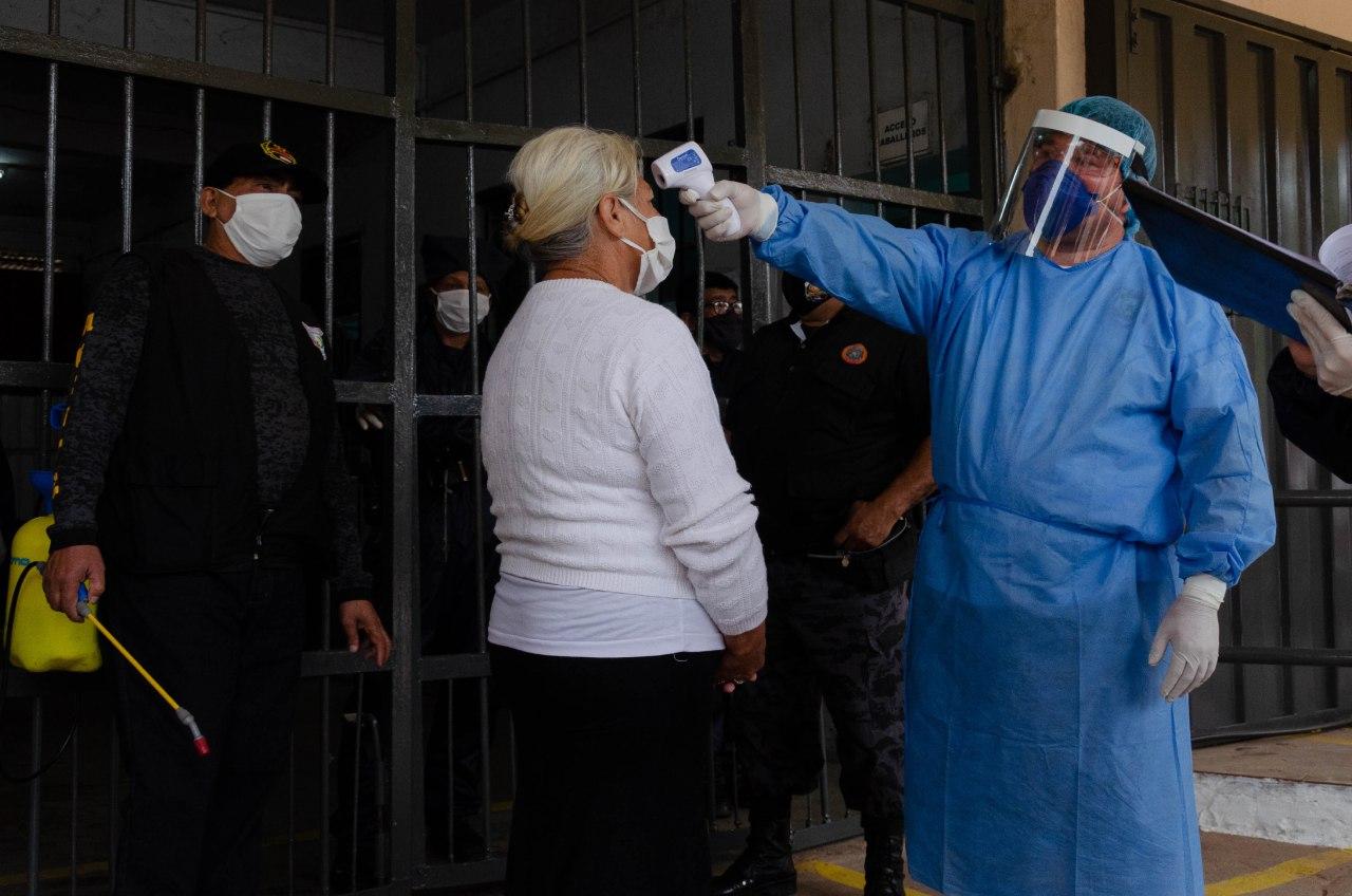 Toma de temperatura a todos los visitantes. Foto: Gentileza