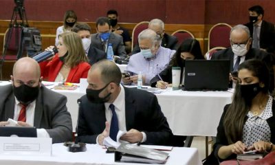 Ex senador Oscar Gonzales Daher observa su celular en el juicio oral. Foto Gentileza