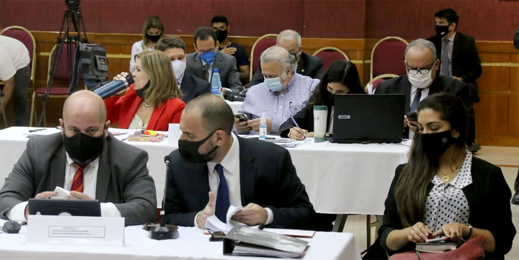 Ex senador Oscar Gonzales Daher observa su celular en el juicio oral. Foto Gentileza