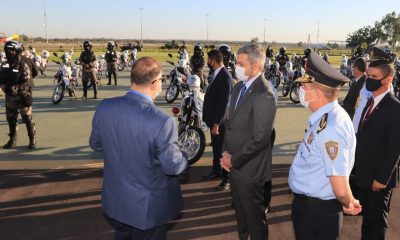 Mario Abdo conversa con representante de Reimpex durante entre de motocicletas. Foto Presidencia