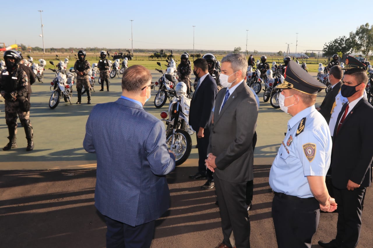 Mario Abdo conversa con representante de Reimpex durante entre de motocicletas. Foto Presidencia