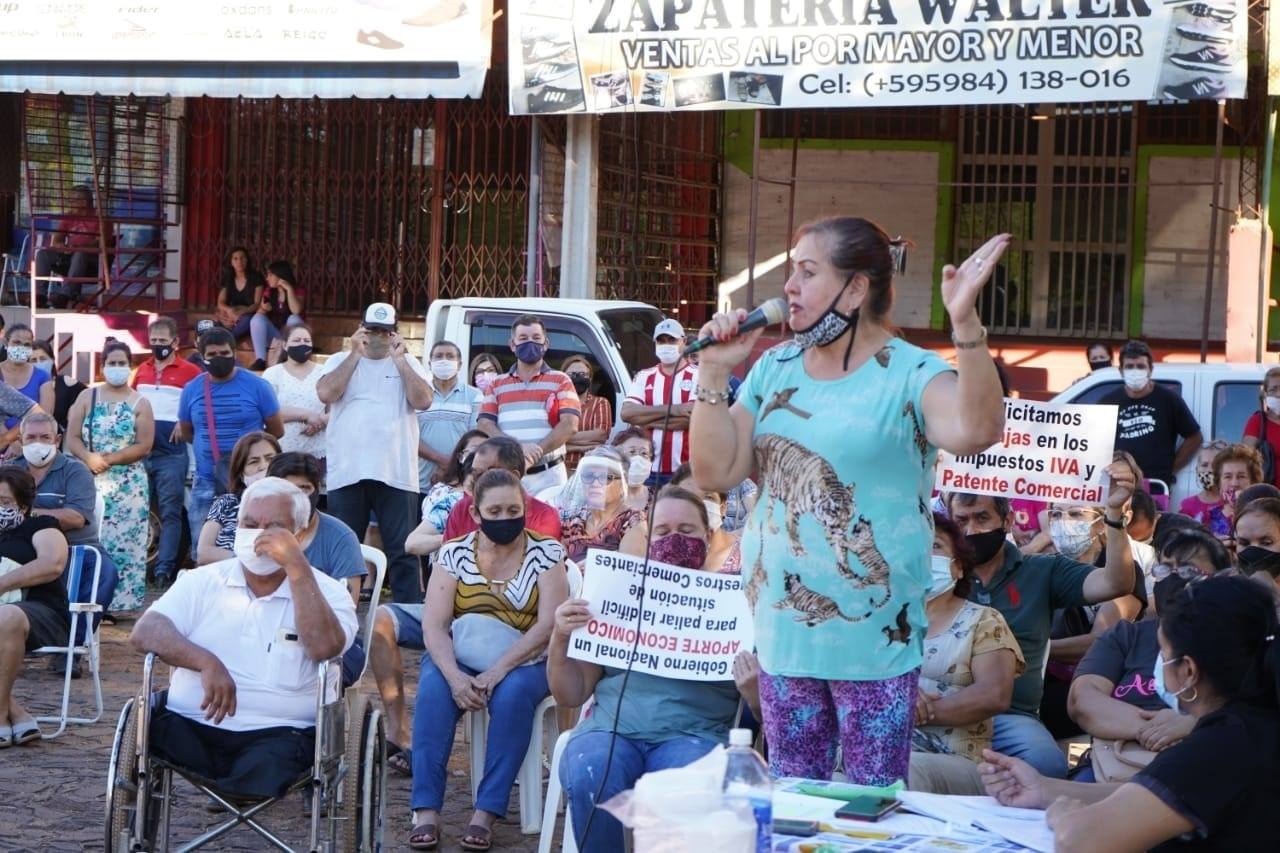 Propietarios de locales del circuito comercial encarnaceno de la cabecera del puente internacional en la reunión del martes. Detrás pueden verse los locales cerrados por la crisis. Foto: Gentileza.