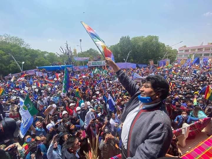 Evo Morales fue recibido por una multitud esta mañana en Villazón, donde llegó desde La Quiaca, Argentina. Foto: Twitter