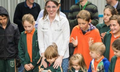 Kristina Kressn junto a alumnos del colegio construído por su grupo empresarial. Foto: FB