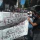 Manifestantes llegan al consulado paraguayo en Buenos Aires esta mañana. Foto: Gentileza