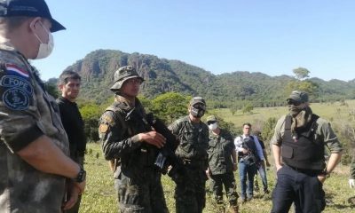 El presidente Mario Abdo Benítez junto a efectivos de la FTC en la zona de la "operación tormenta". Foto: IP