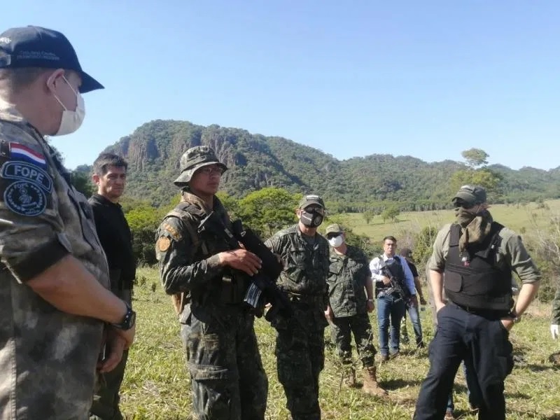 El presidente Mario Abdo Benítez junto a efectivos de la FTC en la zona de la "operación tormenta". Foto: IP