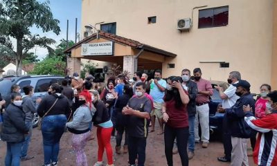 Decenas de personas esperaron la liberación del manifestante Marcelo Martínez, detenido en la protesta contra el senador Blas Lanzoni. Foto: Gentileza