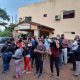 Decenas de personas esperaron la liberación del manifestante Marcelo Martínez, detenido en la protesta contra el senador Blas Lanzoni. Foto: Gentileza