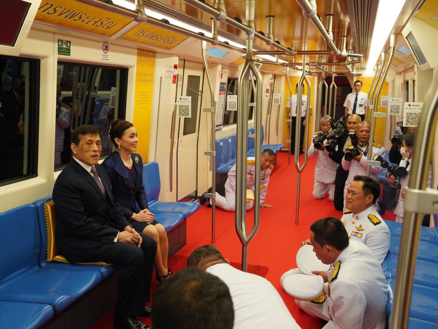 El monarca tailandés y su reina viajando en un vagón de subte, en la polémica foto difundida por el periodista Andrew MacGregor Marshall. Foto: Twitter