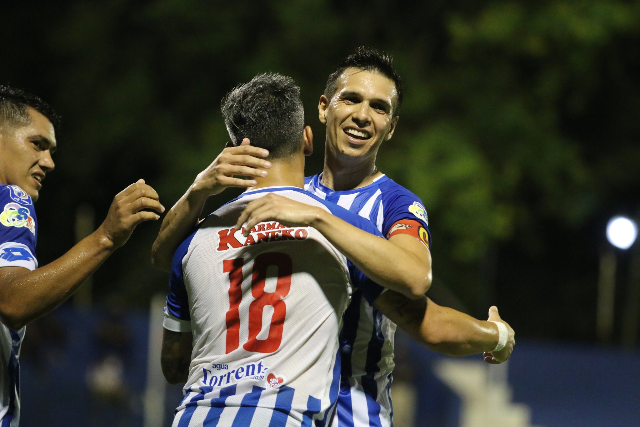 Ariel Núñez y Pablo Zeballos marcaron los goles de la victoria que significó la clasificación del 12 de Octubre para la Sudamericana. Foto: @12deOctubreI.