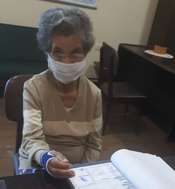 Doña Fermina durante su inscripción para votar por 1era. vez. Foto: Gentileza