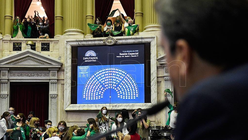 El debate se prolongó durante más de 20 horas, mientras manifestantes 'verdes' y 'celestes' siguieron las alternativas de la sesión. Foto: Télam