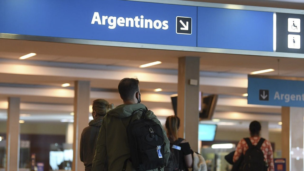 Los pasajeros deberán realizar un estricto confinamiento. Foto: Télam