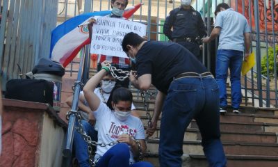 Padres de Bianca se encadenan frente al Ministerio de Salud. Foto: Ñandutí.