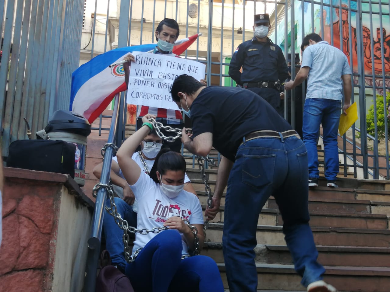 Padres de Bianca se encadenan frente al Ministerio de Salud. Foto: Ñandutí.