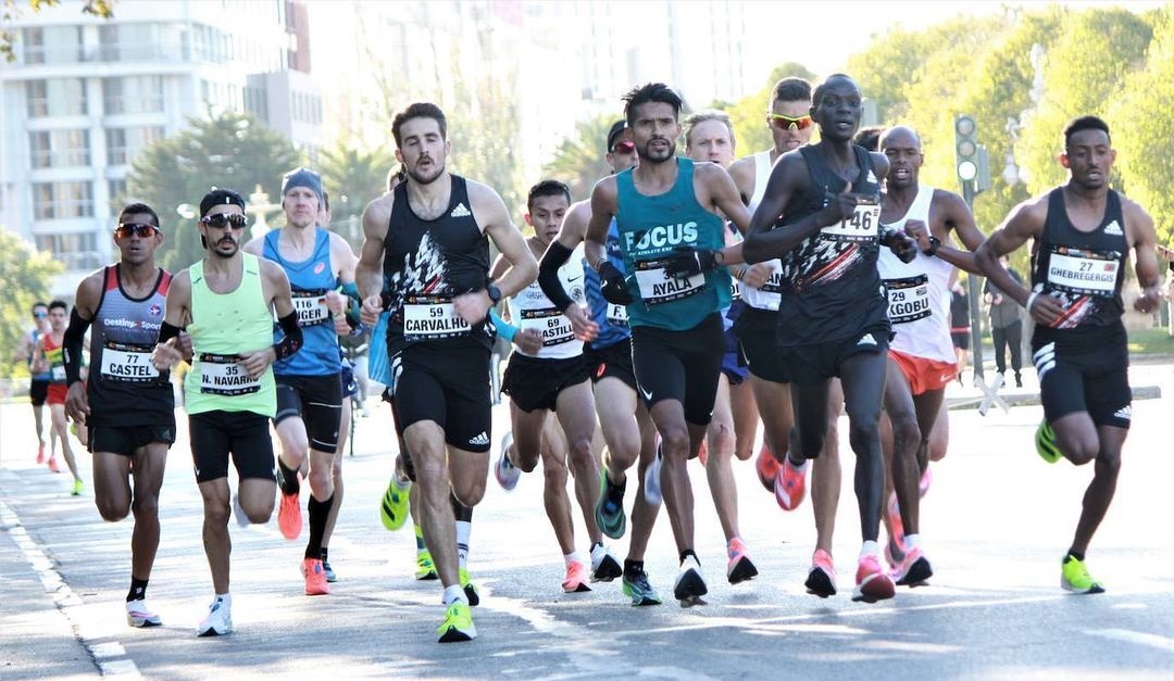 En la misma ciudad donde debutó como maratonista, Derlys Ayala superó su récord nacional al culminar los 42 kilómetros en 02:10’11”. Foto: @derlysrun.