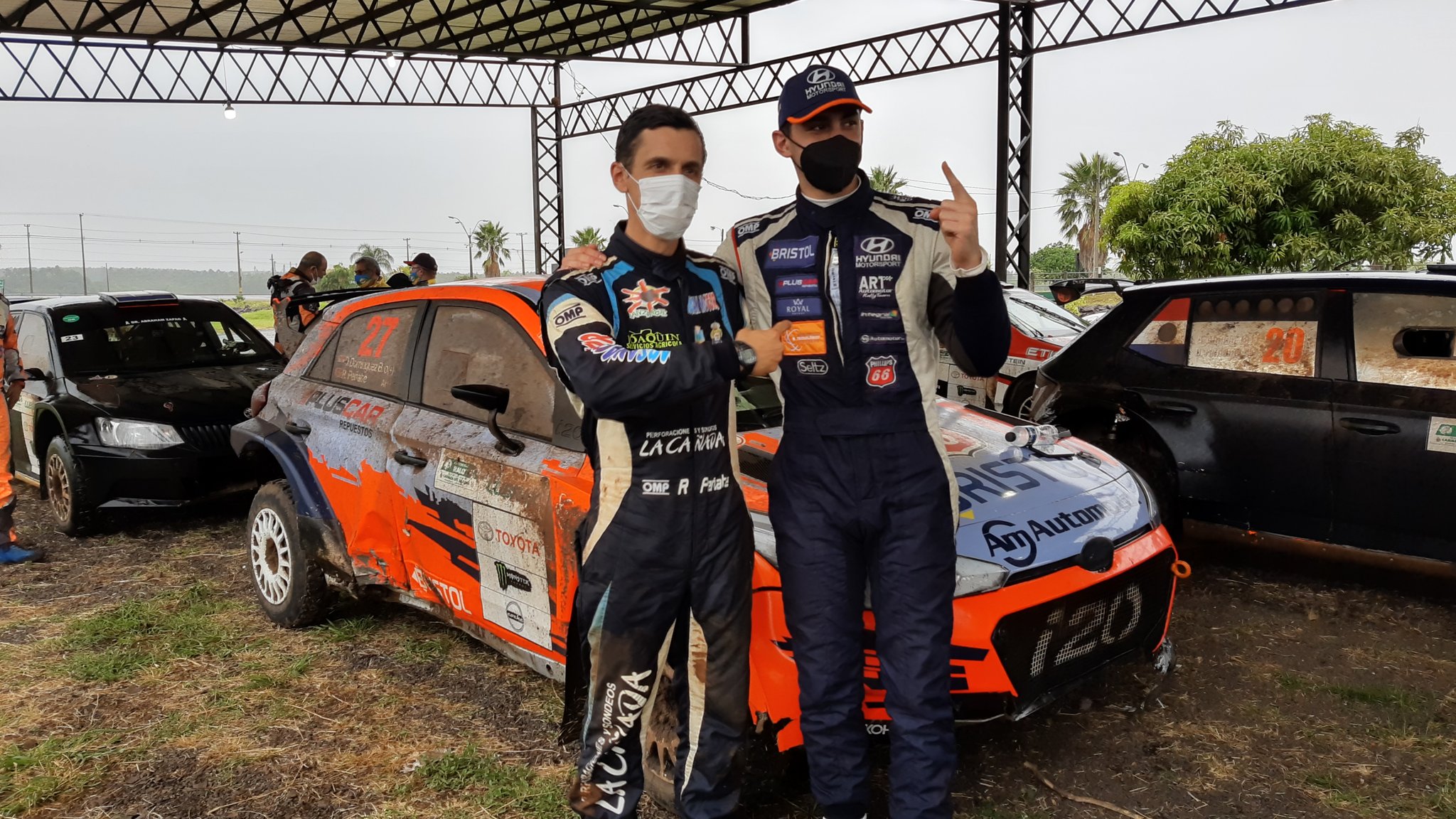 Gracias a una gran performance sobre el barro, Diego Domínguez Bejarano y su copiloto Rogelio Peñate ganaron la última carrera del año. Foto: @rallypy.