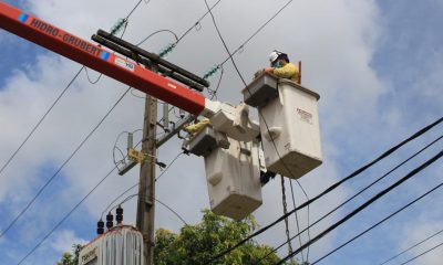 Trabajadores reponiendo la energía. Foto: Gentileza