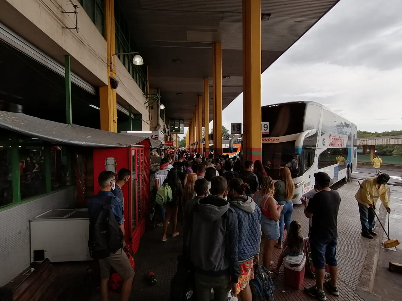 Mucha gente en la Terminal de Omnibus. Foto: 650 AM