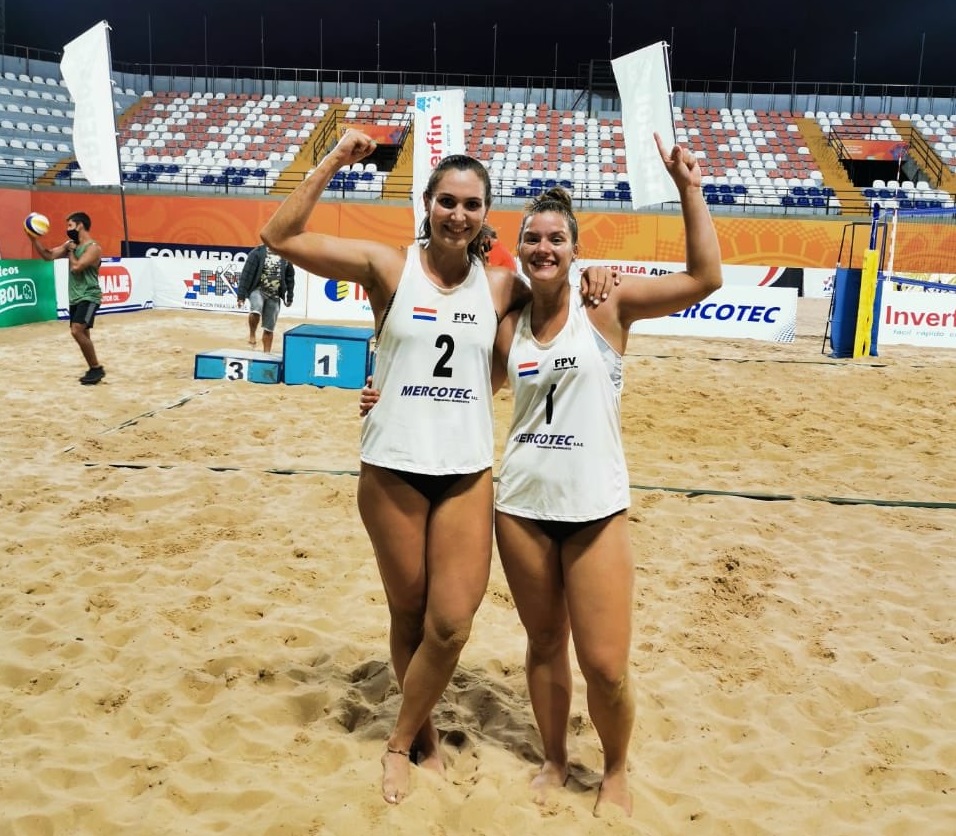 La dupla de Érika Mongelos y Romina Édiger repitió el primer lugar en el último Circuito Paraguayo de Vóley de Playa femenino. Foto: @coparaguay.