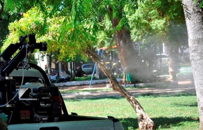 Cuando la camioneta del Senepa pasa frente a los hogares aplicando insecticida, es porque se notificaron casos de Dengue en el barrio. Foto MSPyBS.