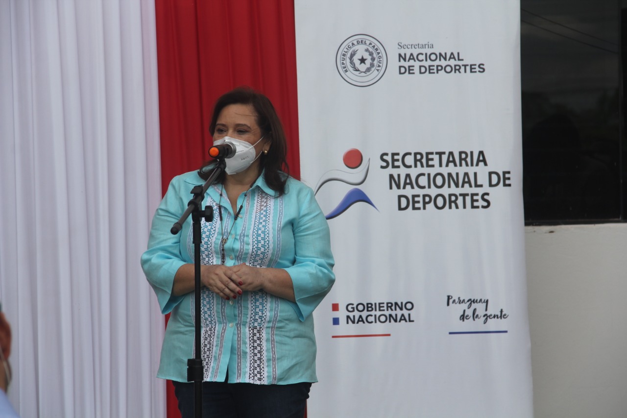 El acto tuvo lugar en la entrada principal del estadio Ovetenses Unidos, cuyas obras fueron adjudicadas a la empresa Estructura Ingeniería S.A. Foto: SND.