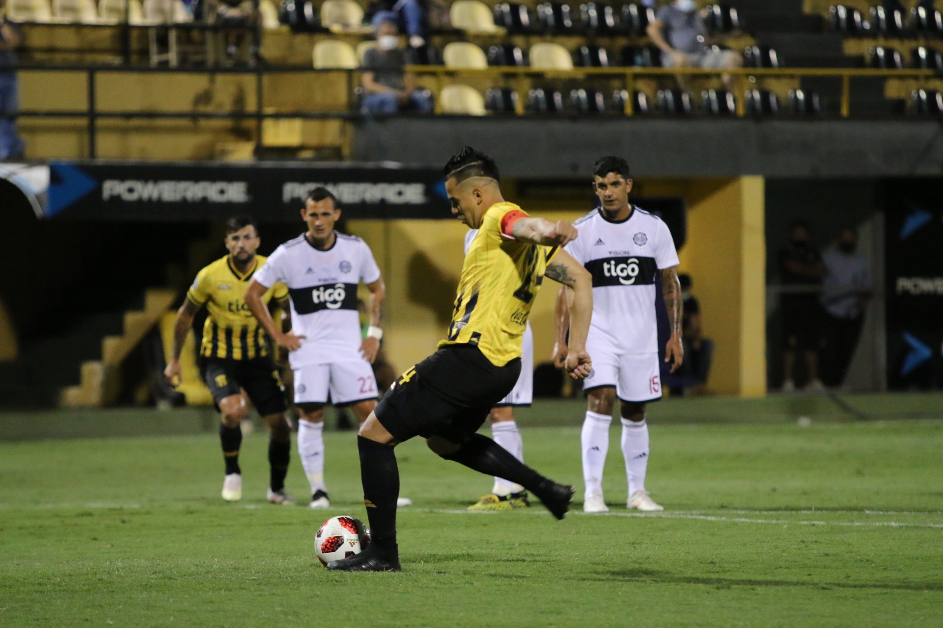 El capitán Javier Báez convirtió desde los 12 pasos el primer tanto para Guaraní, que derrotó este domingo a Olimpia por 2 a 0. Foto: @ClubGuarani.