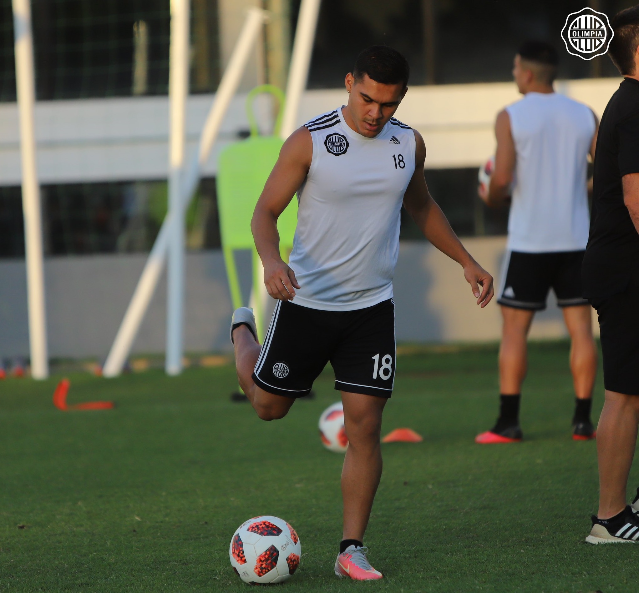 Rojas jugó apenas unos minutos ante Guaraní y salió lesionado. Su inclusión sorprendió a todos, puesto que no había concentrado. Foto: @elClubOlimpia.