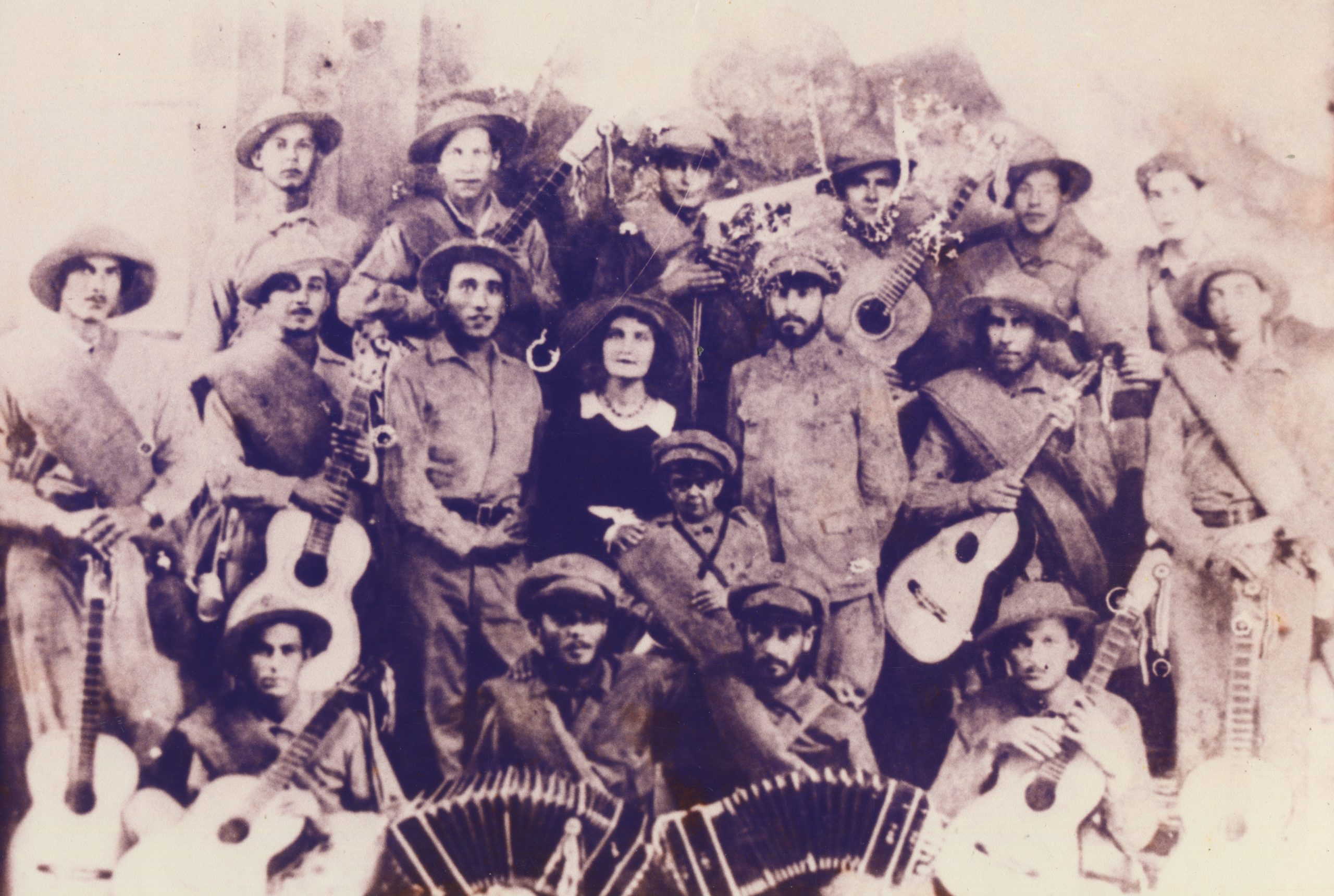 Guerra del Chaco. Josefina Plá y soldados músicos. Gentileza CCEJS 