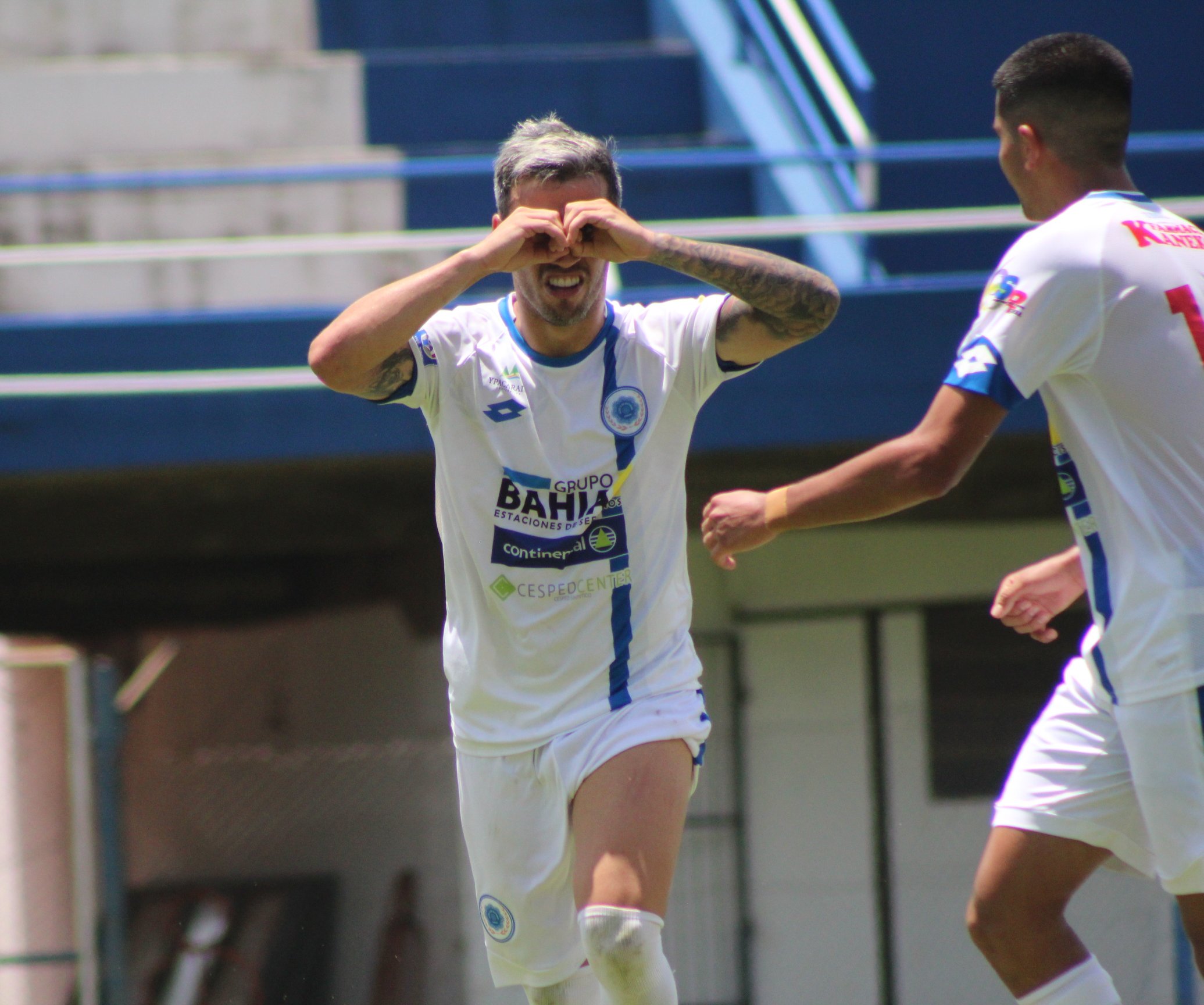 El partido debía disputarse el viernes, pero fue postergado para este domingo debido a las fuertes tormentas de los últimos días. Foto: @12deOctubreI.