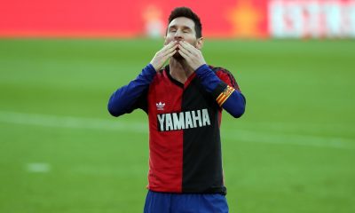 Durante su festejo, Messi se quitó la camiseta y exhibió una que había utilizado Diego Maradona cuando jugaba en Newell’s. Foto: @FCBarcelona_es.