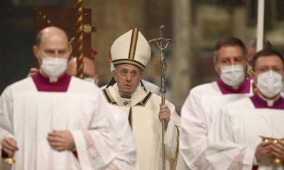 El Papa Francisco llega para celebrar la misa en la víspera de Navidad, en la basílica de San Pedro en el Vaticano. Foto: El Comercio.