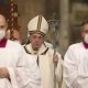 El Papa Francisco llega para celebrar la misa en la víspera de Navidad, en la basílica de San Pedro en el Vaticano. Foto: El Comercio.