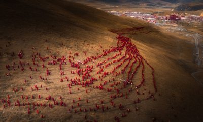 “A Red River of Faith” por Lifeng Chen, China, Preselección 2019 del Sony World Photography Awards.