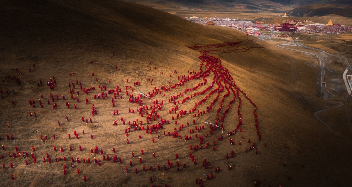 “A Red River of Faith” por Lifeng Chen, China, Preselección 2019 del Sony World Photography Awards.