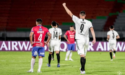 Óscar Tacuara Cardozo anotó los goles de la victoria y fue figura. El arquero Martín Silva también tuvo una destacada actuación. Foto: @Libertad_Guma.