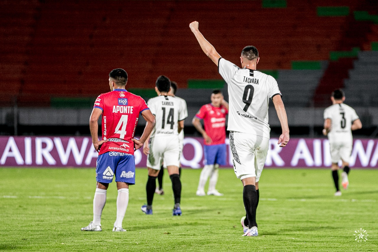 Óscar Tacuara Cardozo anotó los goles de la victoria y fue figura. El arquero Martín Silva también tuvo una destacada actuación. Foto: @Libertad_Guma.