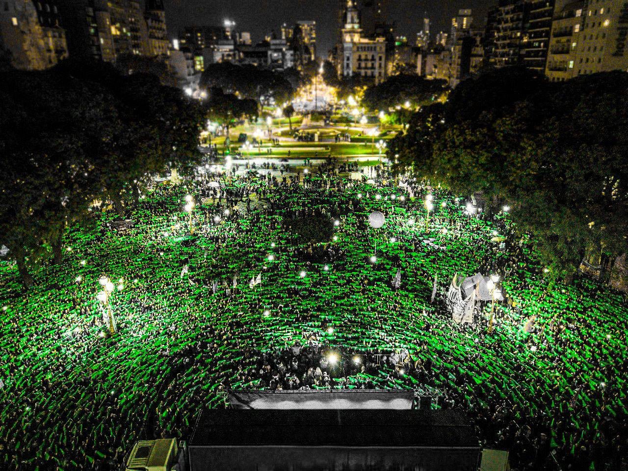 Una marea de pañueles verdes inundó la plaza del Congreso en Buenos Aires para acompañar el tratamiento de la ley. Foto: Twitter