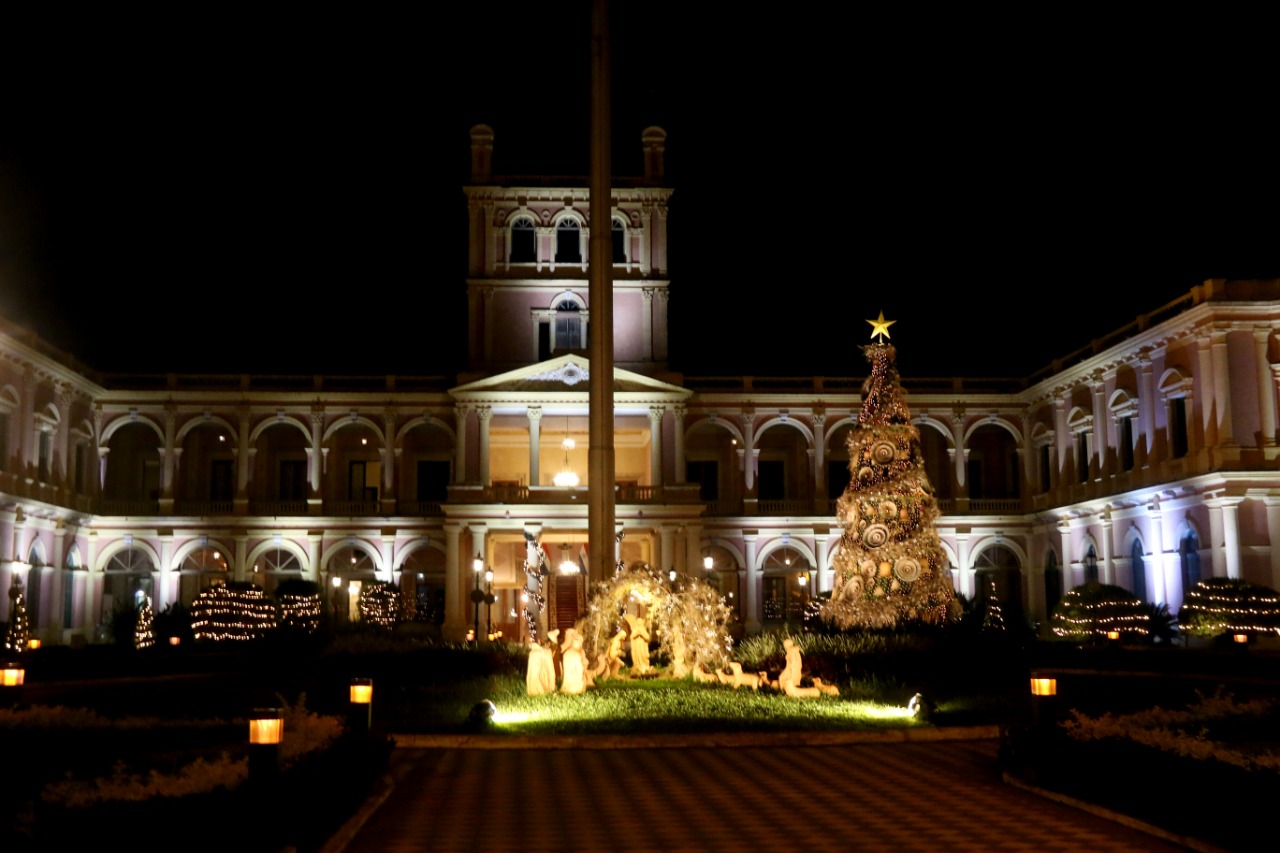 Las luces del Palacio de los López. Foto: Gustavo Segovia