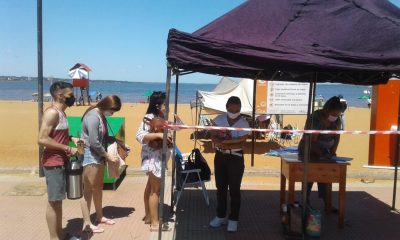 Las playas encarnacenas reciben visitantes con un protocolo modo Covid aprobado por Salud Pública. Foto: Gentileza.