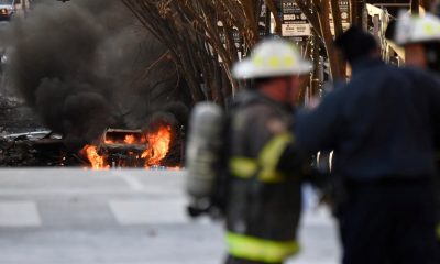 Un vehículo se quema cerca del lugar de una explosión en el área de Second y Commerce en Nashville, Tennessee. Foto: Infobae.