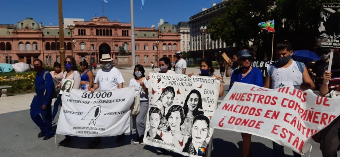 Myriam Villalba en la 40° Marcha de la Resistencia en Buenos Aires, donde denunció al Estado paraguayo por la investigación de las muertes de su hija y su sobrina. Foto: Oscar Stumpfs