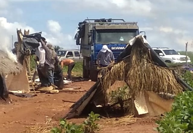 Al cabo del desalojo, los atacantes destruyeron las precarias viviendas de las familias indígenas. Foto: Facebook