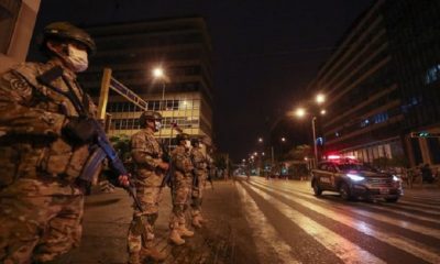 Las fuerzas de seguridad realizan controles para hacer cumplir el toque de queda. Foto: AsPerú