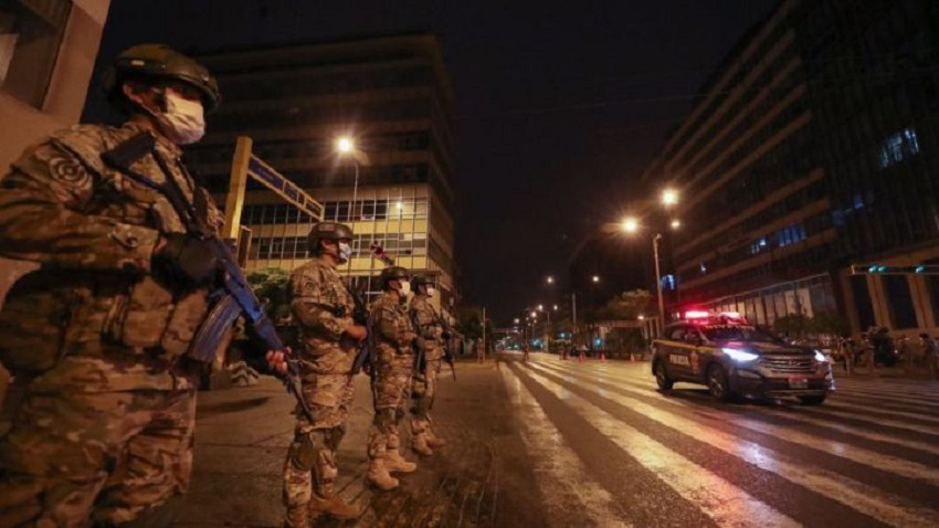 Las fuerzas de seguridad realizan controles para hacer cumplir el toque de queda. Foto: AsPerú