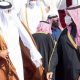 Mohamed bin Salman, heredero de la corona de Arabia Saudí, y Tamim bin Hamad al Zani, emir de Catar, se saludan a la llegada a la cumbre de países del Golfo Árabe. Foto: Dw