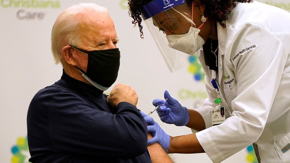 Biden recibió la segunda dosis de vacuna contra el coronavirus