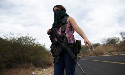 Una mujer armada vigila las afueras de El Terrero, estado de Michoacán, México. Foto: RT