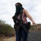 Una mujer armada vigila las afueras de El Terrero, estado de Michoacán, México. Foto: RT